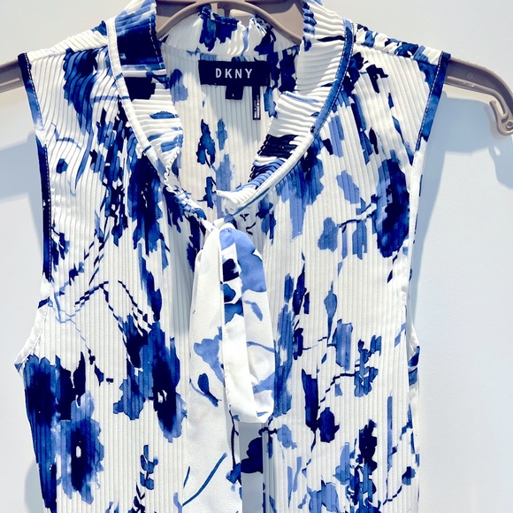 💙 Elegant & sexy unique pleated sleeveless top with a ruffled neck and tie NWOT - Picture 1 of 15